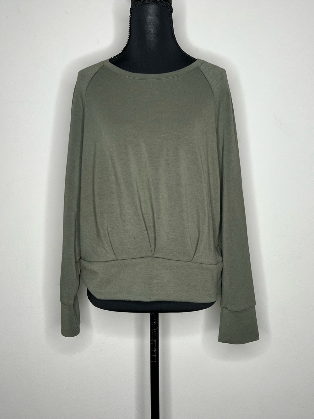 Tahari Olive Green Long Sleeve Pullover Sweatshirt Very Soft lightweight S/M